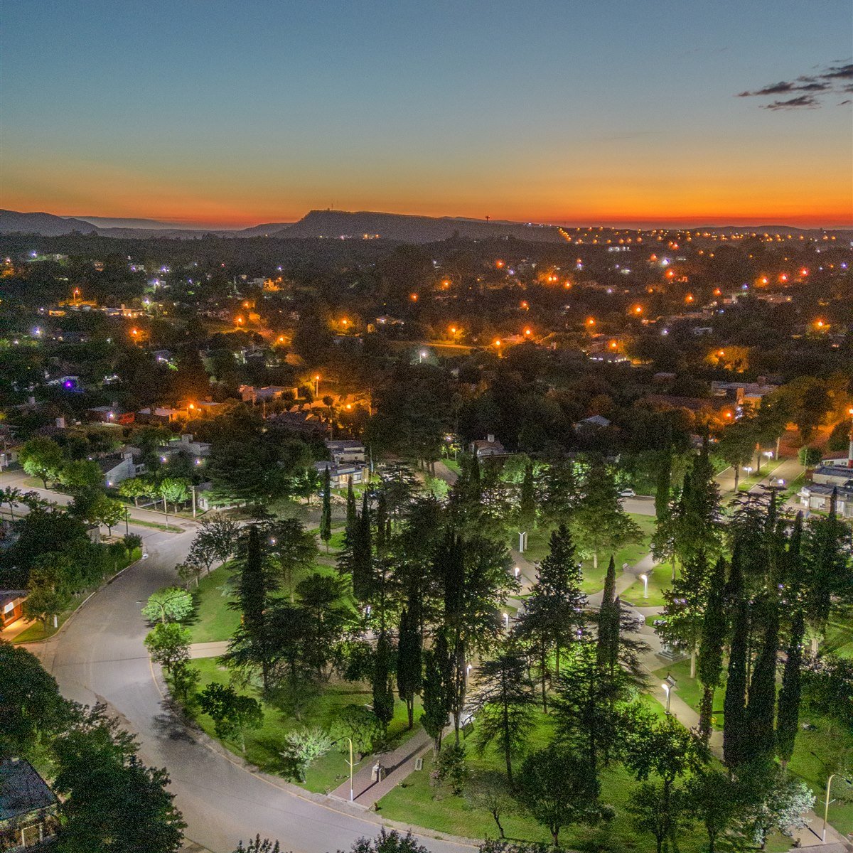 Vista aérea de Villa Rumipal y las sierras al atardecer